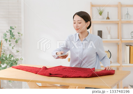 不用品を販売しようとする女性 133748196