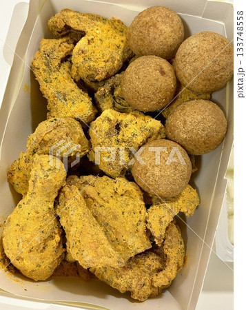 Crispy fried chicken with golden, crunchy skin and juicy, tender meat. A delicious and savory dish, perfect for any meal, served with dipping sauces or side dishes for extra flavor! 133748558