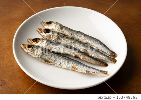 お皿に載せた焼きうるめ（丸干し） 133748565