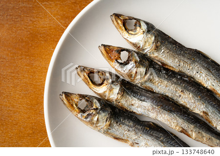 お皿に載せた焼きうるめ（丸干し）のクローズアップ 133748640