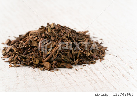 白い板の上に置いたほうじ茶の茶葉 白い板の上に置いたほうじ茶の茶葉 133748669