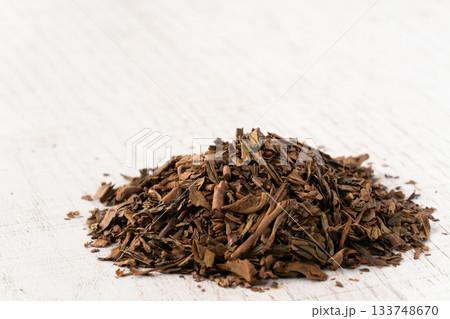 白い板の上に置いたほうじ茶の茶葉 133748670
