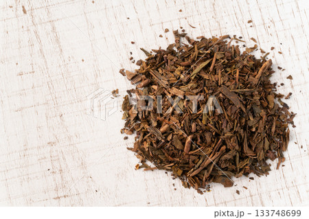 白い板の上に置いたほうじ茶の茶葉 白い板の上に置いたほうじ茶の茶葉 133748699
