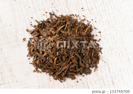 白い板の上に置いたほうじ茶の茶葉 白い板の上に置いたほうじ茶の茶葉 133748700