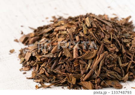 ほうじ茶の茶葉のクローズアップ ほうじ茶の茶葉のクローズアップ 133748793