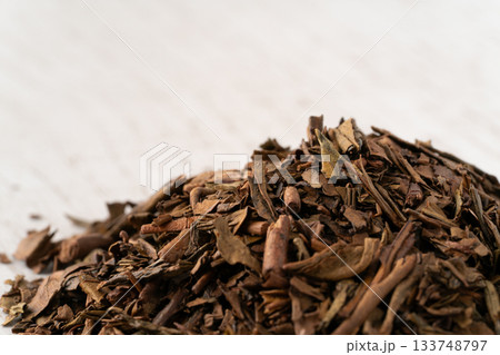 ほうじ茶の茶葉のクローズアップ ほうじ茶の茶葉のクローズアップ 133748797
