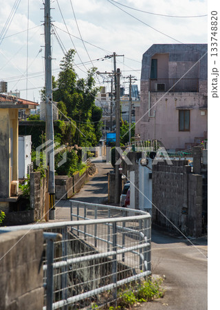 路地裏の街並みと細い道 133748820