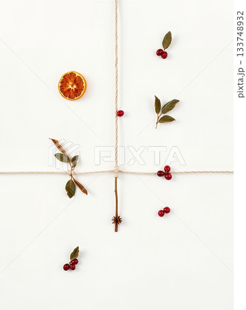ロープとオレンジ・赤い実のミニマルホリデーフラットレイ 133748932