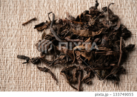 布の上に置いた烏龍茶の茶葉 布の上に置いた烏龍茶の茶葉 133749055