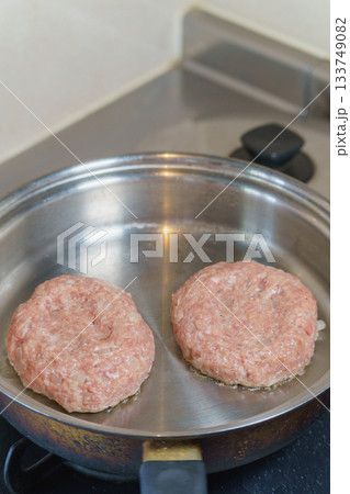 ハンバーグをフライパンで焼く ハンバーグをフライパンで焼く 133749082