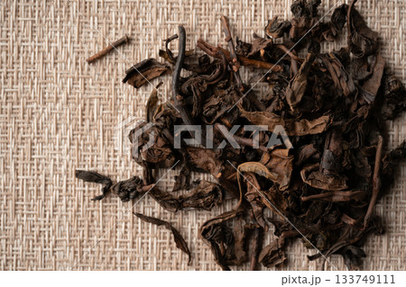 烏龍茶の茶葉のクローズアップ 烏龍茶の茶葉のクローズアップ 133749111