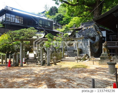 広島県尾道市 艮神社の拝殿に隣接して岩塊に注連縄が巻かれている様子 広島県尾道市 艮神社の拝殿に隣接して岩塊に注連縄が巻かれている様子 133749236