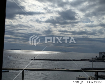 海に映る空 熱海 海に映る空 熱海 133749483