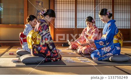 カルタ大会で着物姿でかるたをする女性たち 133750249