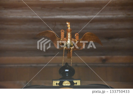 神社の金色装飾・鳳凰モチーフの伝統的な神具のディテール 133750433