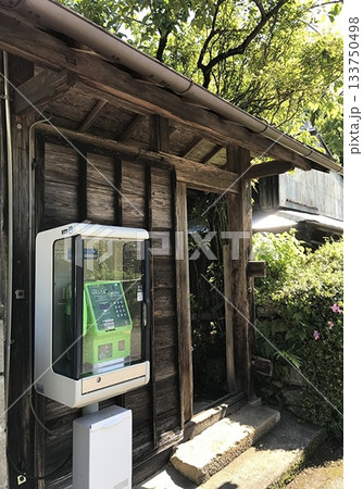 和歌山県熊野古道の散歩道にある公衆電話 和歌山県熊野古道の散歩道にある公衆電話 133750498