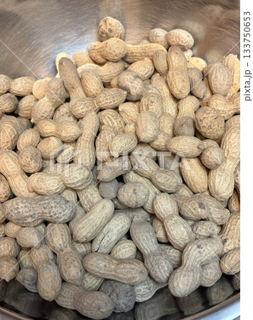 Crunchy and nutritious peanuts, perfect for snacking or adding texture to dishes. Their rich flavor enhances both sweet and savory recipes. 133750653