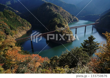 紅葉のなか鉄橋にはさまれた奥大井湖上駅 11月静岡132奥大井湖上駅 紅葉のなか鉄橋にはさまれた奥大井湖上駅 11月静岡132奥大井湖上駅 133750676