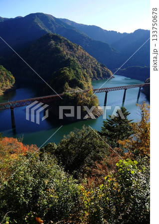 紅葉のなか鉄橋にはさまれた奥大井湖上駅 11月静岡134奥大井湖上駅 紅葉のなか鉄橋にはさまれた奥大井湖上駅 11月静岡134奥大井湖上駅 133750678
