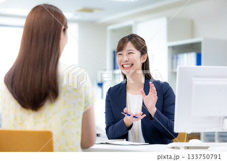 ビジネス　接客をする窓口の女性 133750791