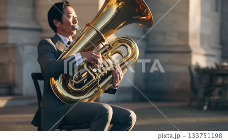 チューバを座って演奏するスーツ姿の日本人男性 133751198