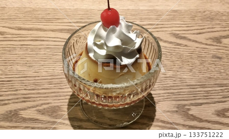 Soft and silky mini pudding served in a petite cup, with a melt-in-your-mouth texture and a delicate sweetness. A charming bite-sized treat perfect for any time of the day. 133751222