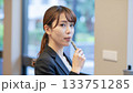デスクワークの合間に喫煙所で立って電子タバコで一服する日本人ビジネスウーマン  133751285