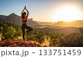 セドナの大自然のなか、ヨガをする日本人女性 133751459