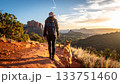 セドナの大自然のなか、犬の散歩をする日本人女性 133751460