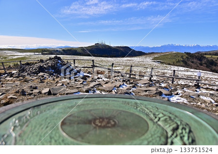 牛伏山頂上の表示板と初雪の残る美ヶ原牧場の向こうの見える王ヶ頭の電波塔群 133751524