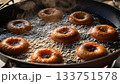 ドーナツを揚げる 133751578