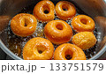 ドーナツを揚げる 133751579