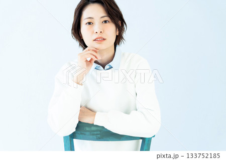 若い女性のポートレート 133752185