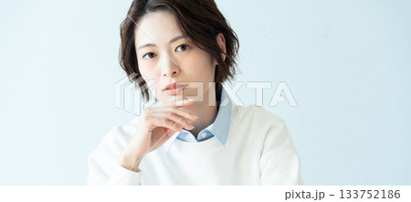 若い女性のポートレート 133752186