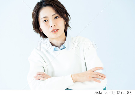 若い女性のポートレート 133752187