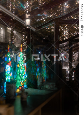 クリスマスマーケット置かれたクリスマスツリーの照明 133752255
