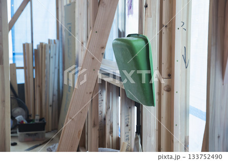 建築現場にかけられた塵取り 133752490