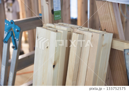 建築現場に立て掛けられた木材 133752575