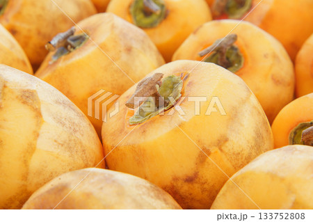 干し柿を作る・枝をT字型に残し皮を剥いた柿 133752808