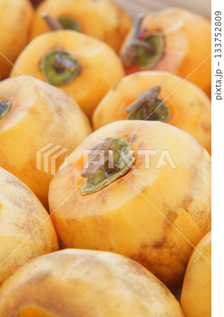 干し柿を作る・枝をT字型に残し皮を剥いた柿 133752809