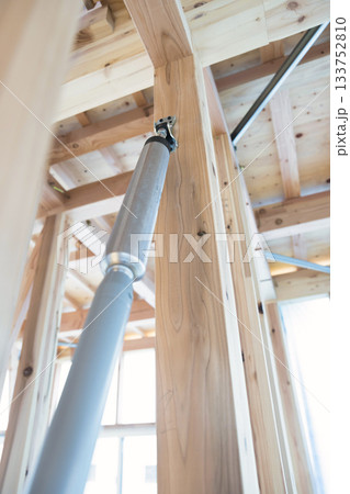 建築現場で取り付けられた制震ダンパー 建築現場で取り付けられた制震ダンパー 133752810