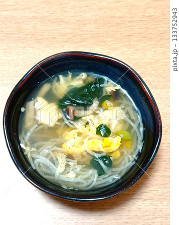 ヘルシーなシラタキスープ 133752943