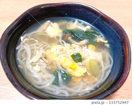 ヘルシーなシラタキスープ 133752947