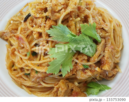 トマトとガーリックのパスタ、妻の手作り家庭料理、家庭で楽しむ夕ご飯、幸せ家族 133753090