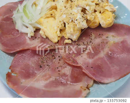 ハムと卵のソテー、妻の手作り家庭料理、家庭で楽しむ夕ご飯、幸せ家族 ハムと卵のソテー、妻の手作り家庭料理、家庭で楽しむ夕ご飯、幸せ家族 133753092