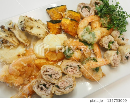 、天ぷら盛り合わせ、妻の手作り家庭料理、家庭で楽しむ夕ご飯、幸せ家族 133753099