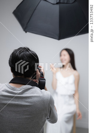 スタジオ撮影の女性モデルとカメラマン 美容イメージのポートレート 顔無し スタジオ撮影の女性モデルとカメラマン 美容イメージのポートレート 顔無し 133753492