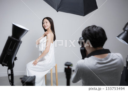 スタジオ撮影の女性モデルとカメラマン 美容イメージのポートレート スタジオ撮影の女性モデルとカメラマン 美容イメージのポートレート 133753494