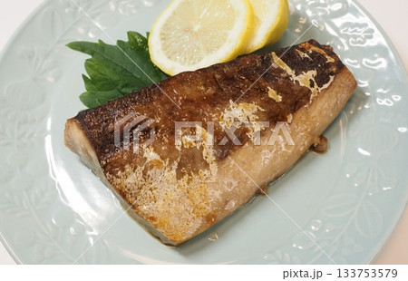 ブリの塩焼き、妻の手作り家庭料理、家庭で楽しむ夕ご飯、幸せ家族 133753579