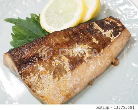 ブリ塩焼き、妻の手作り家庭料理、家庭で楽しむ夕ご飯、幸せ家族 ブリ塩焼き、妻の手作り家庭料理、家庭で楽しむ夕ご飯、幸せ家族 133753581